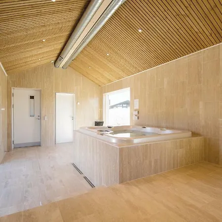Dom wakacyjny Four-bedroom Holiday In Blokhus